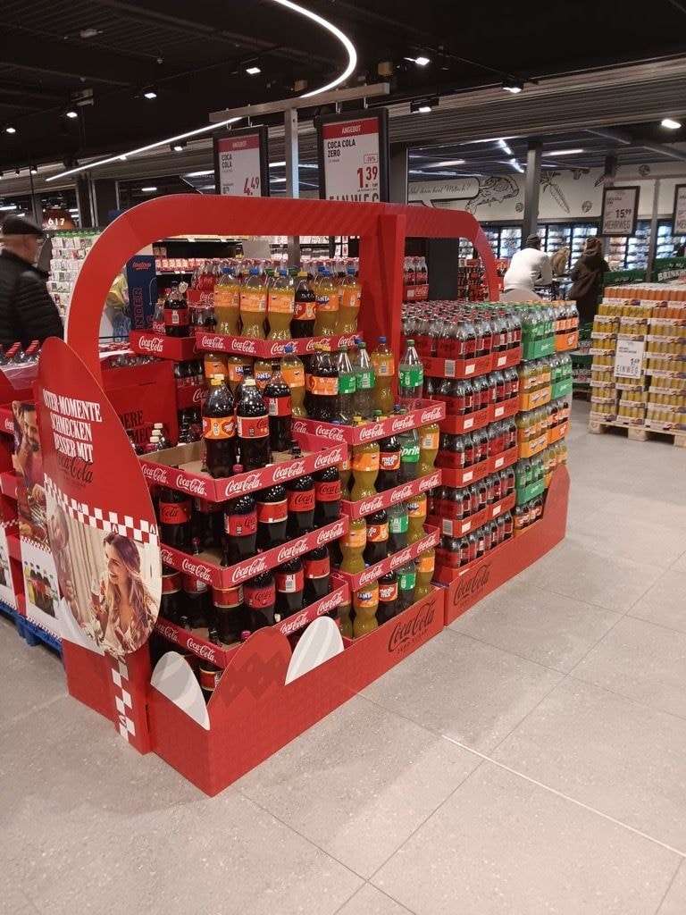 Oster-Aktionsfläche für Erfrischungsgetränke in Korbform