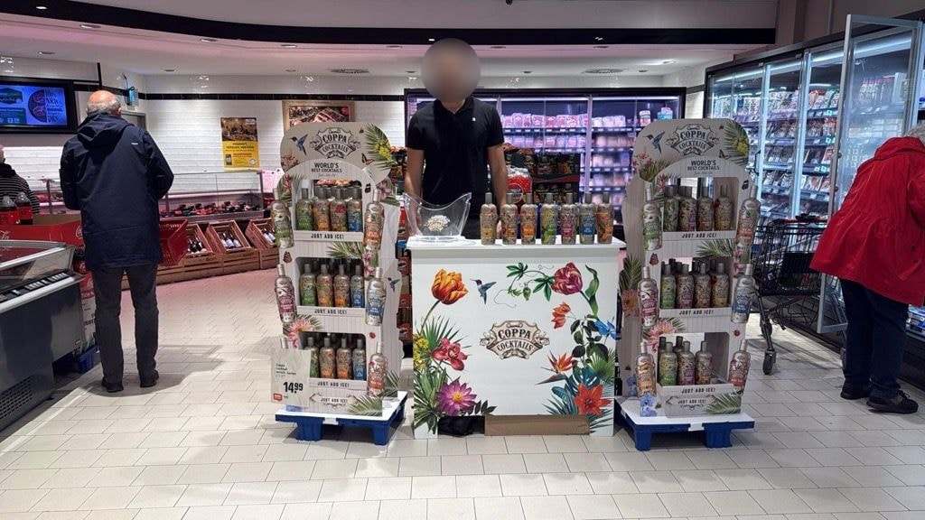 Cocktail-Displays und Verkaufstheke in einem Markt