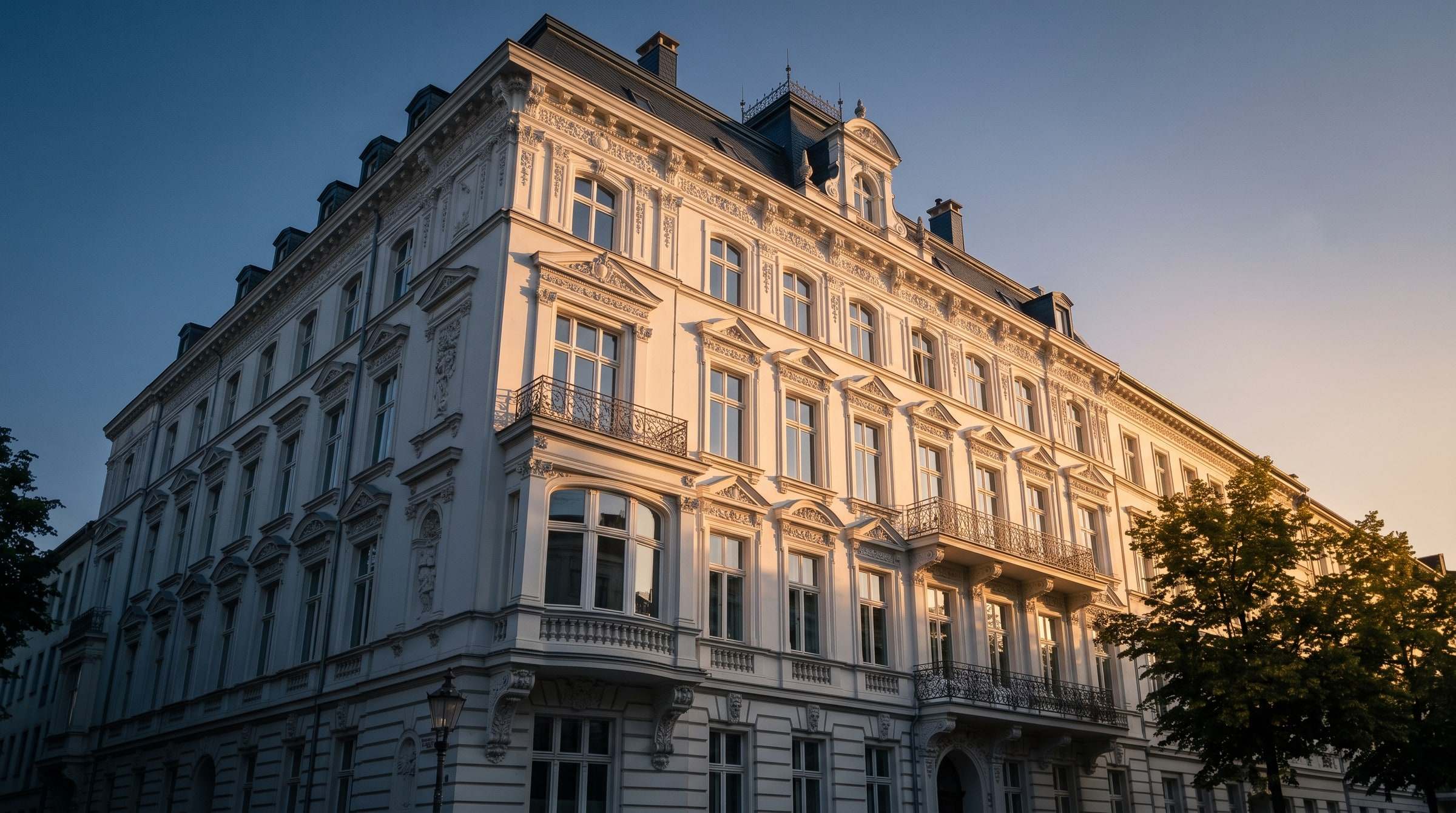 Sanierter Gründerzeit-Altbau im Abendlicht