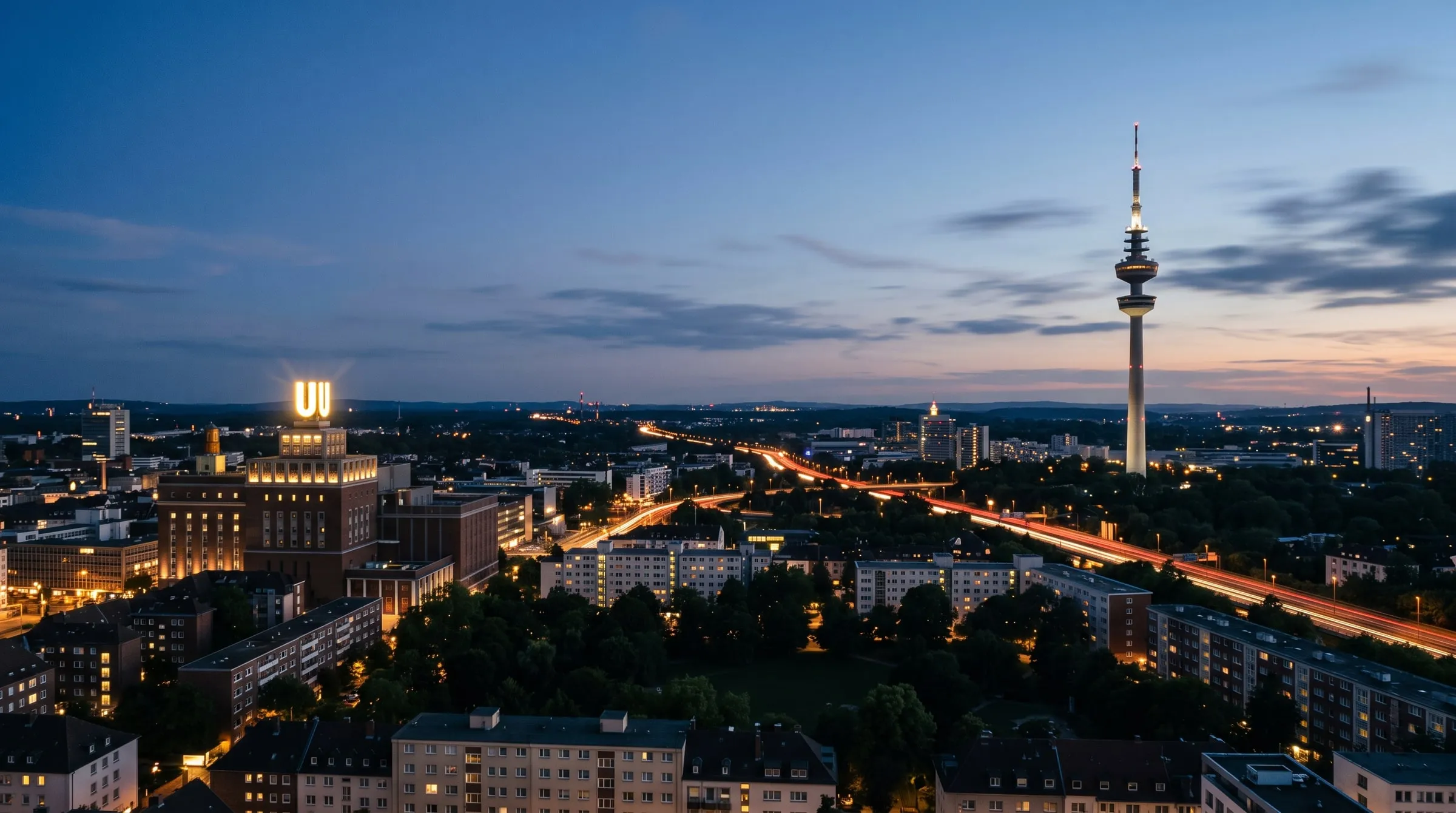 Dortmunder Skyline in der blauen Stunde mit Florianturm und Dortmunder U